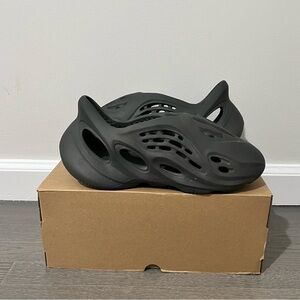 Yeezy Foam RNR Carbon